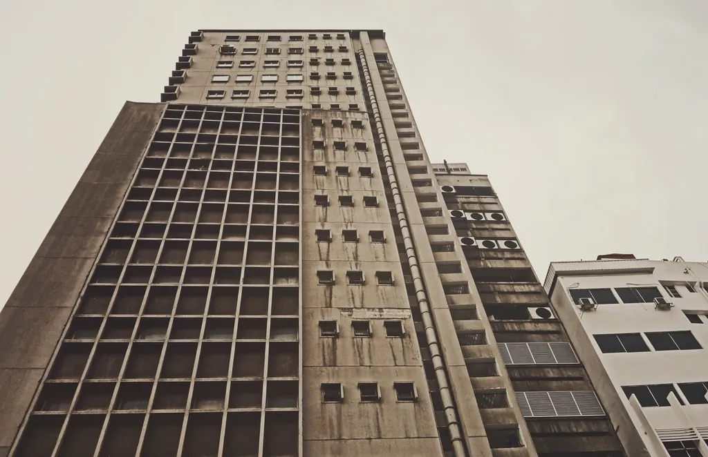 Edificio de apartamentos con unidades exteriores de aire acondicionado en las fachadas y balcones