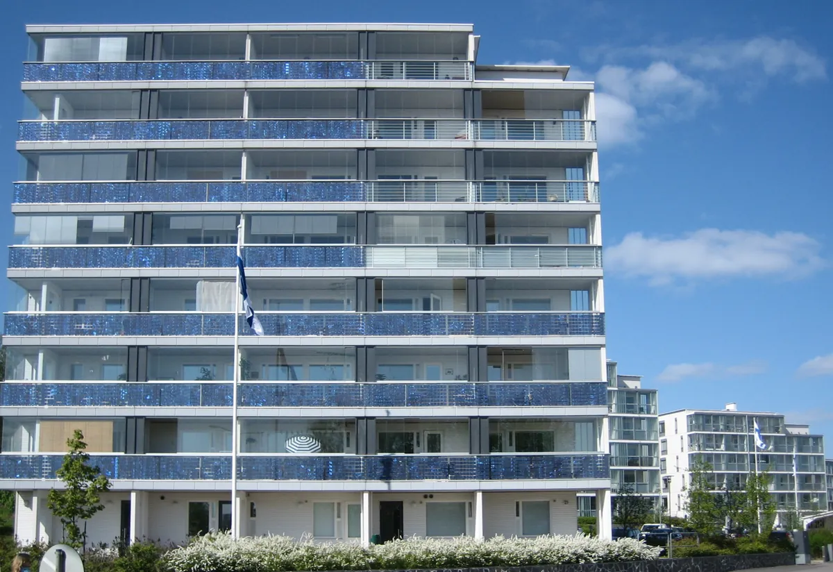 Fachada de un edificio de apartamentos con balcones, ejemplo de elemento común de una comunidad de propietarios