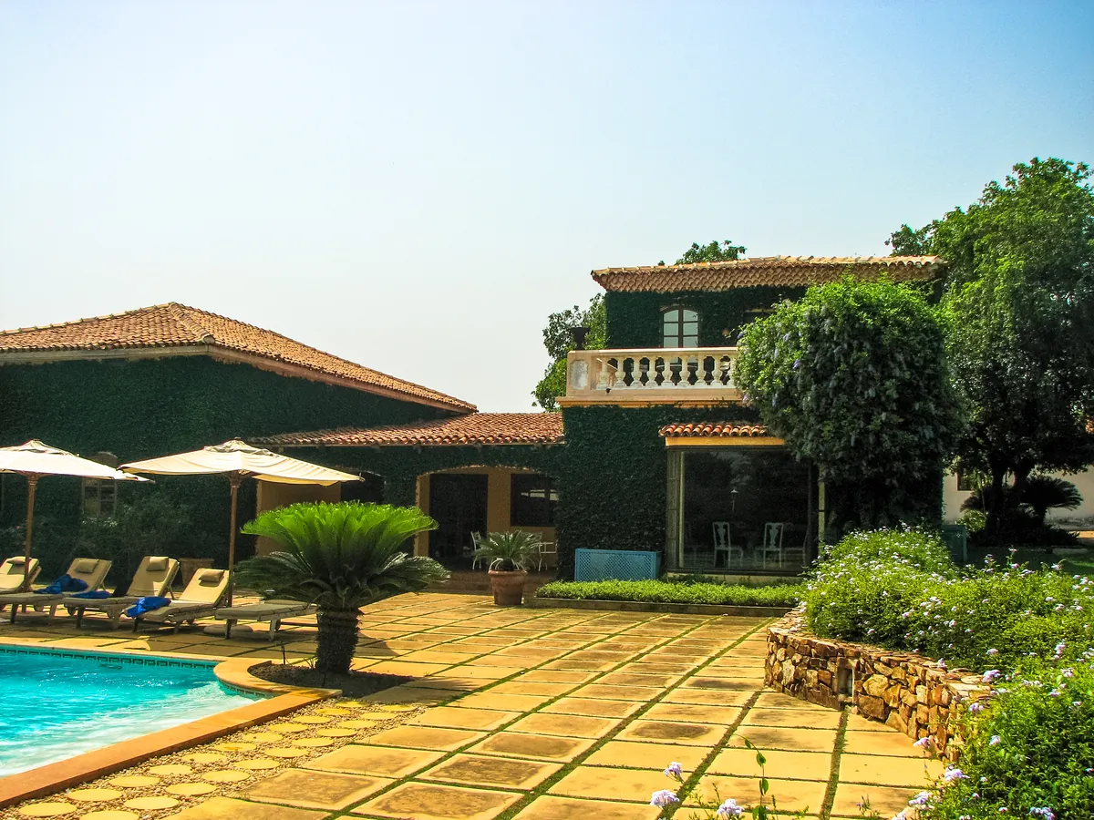 Villa mediterránea con piscina y terraza, ejemplo de segunda residencia en la Costa Blanca