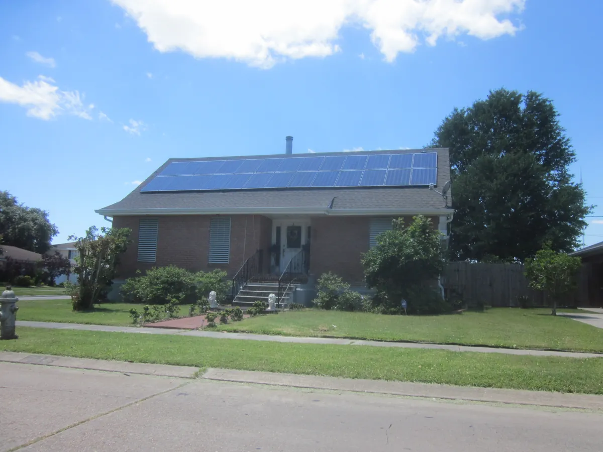 Vivienda con paneles solares en el tejado, ejemplo de instalación de eficiencia energética en el hogar