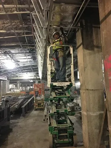 Instalación de conductos de climatización en el techo de un edificio