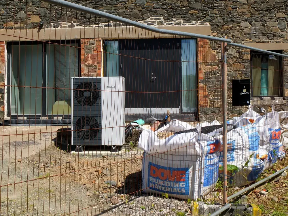 Unidad exterior de aire acondicionado de tecnología inverter de alta eficiencia energética instalada en una vivienda
