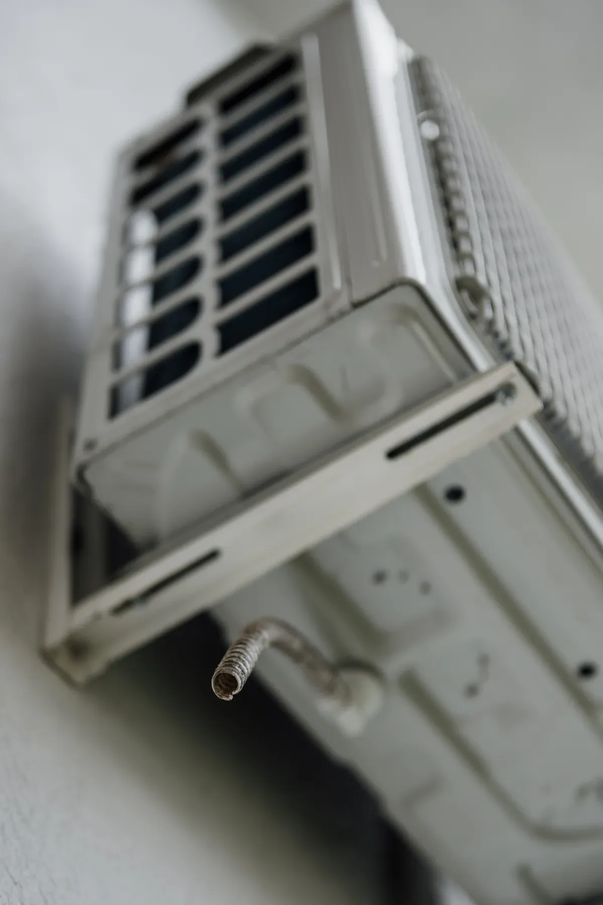 Técnico instalando una unidad interior de aire acondicionado tipo split en una vivienda