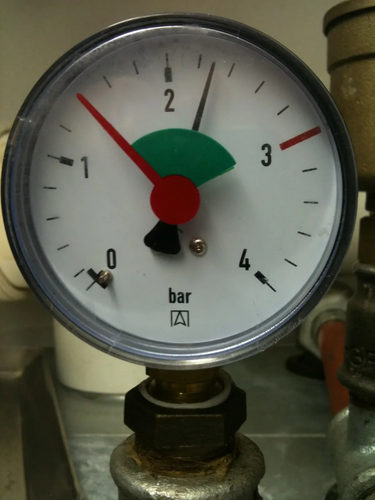 Técnico usando un manómetro para revisar la carga de gas refrigerante de un equipo de aire acondicionado